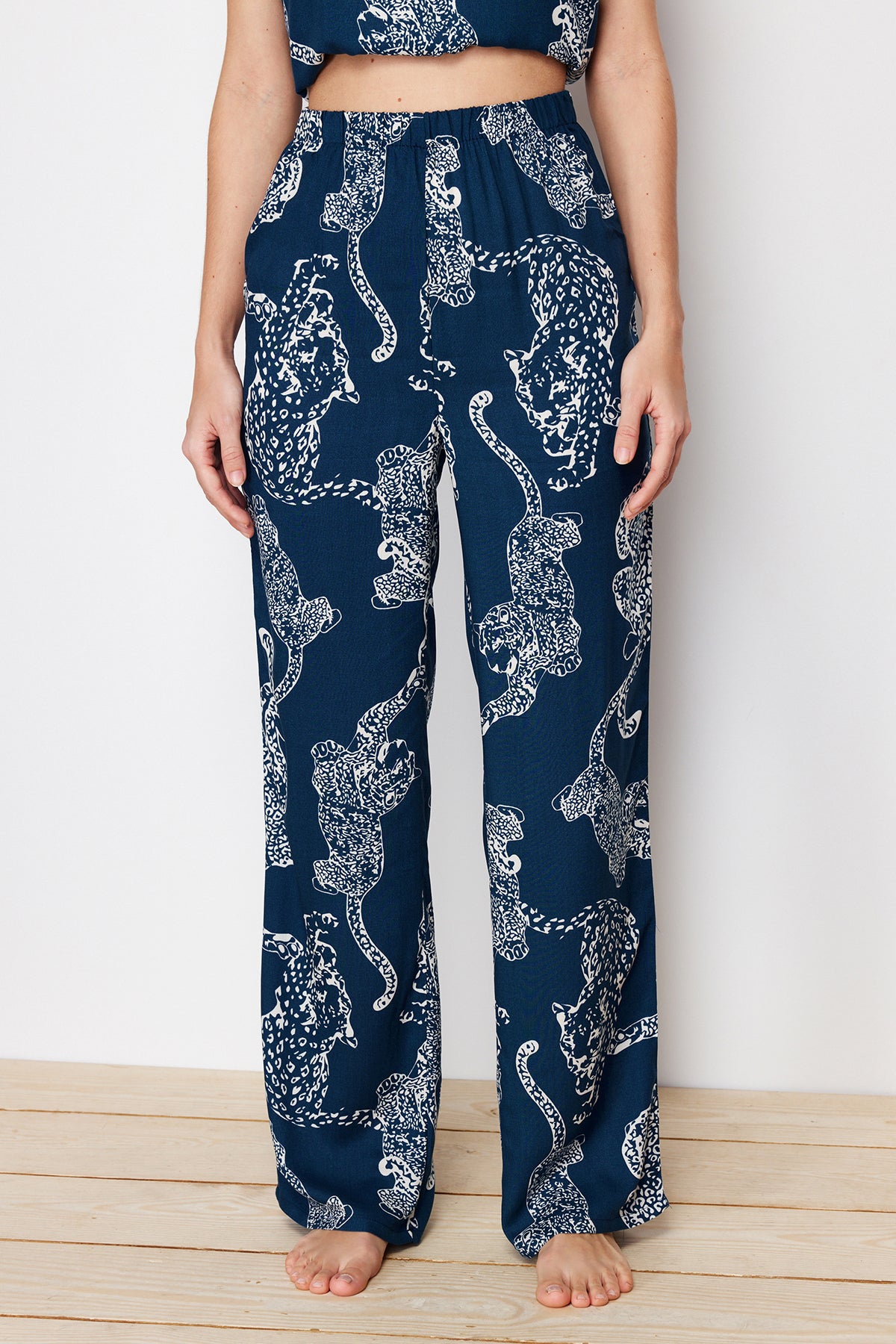 Trendyolmilla Lacivert Kaplan Desenli İp Askılı Viskon Dokuma Pijama Takımı THMSS24PT00127