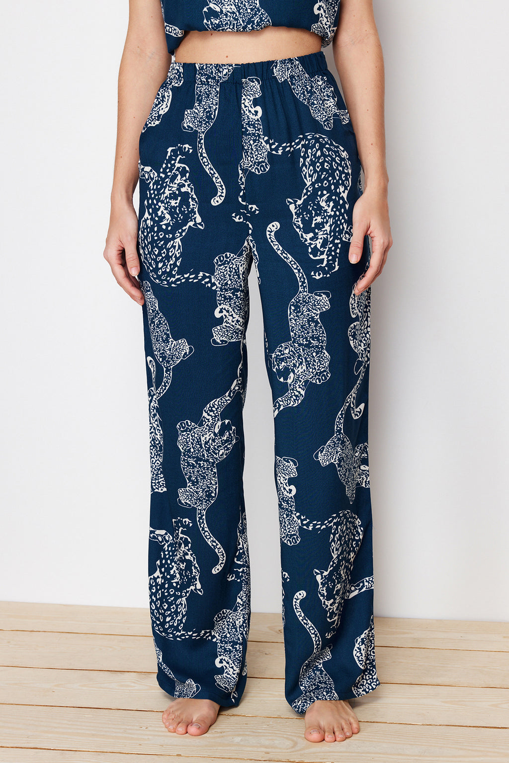 Trendyolmilla Lacivert Kaplan Desenli İp Askılı Viskon Dokuma Pijama Takımı THMSS24PT00127