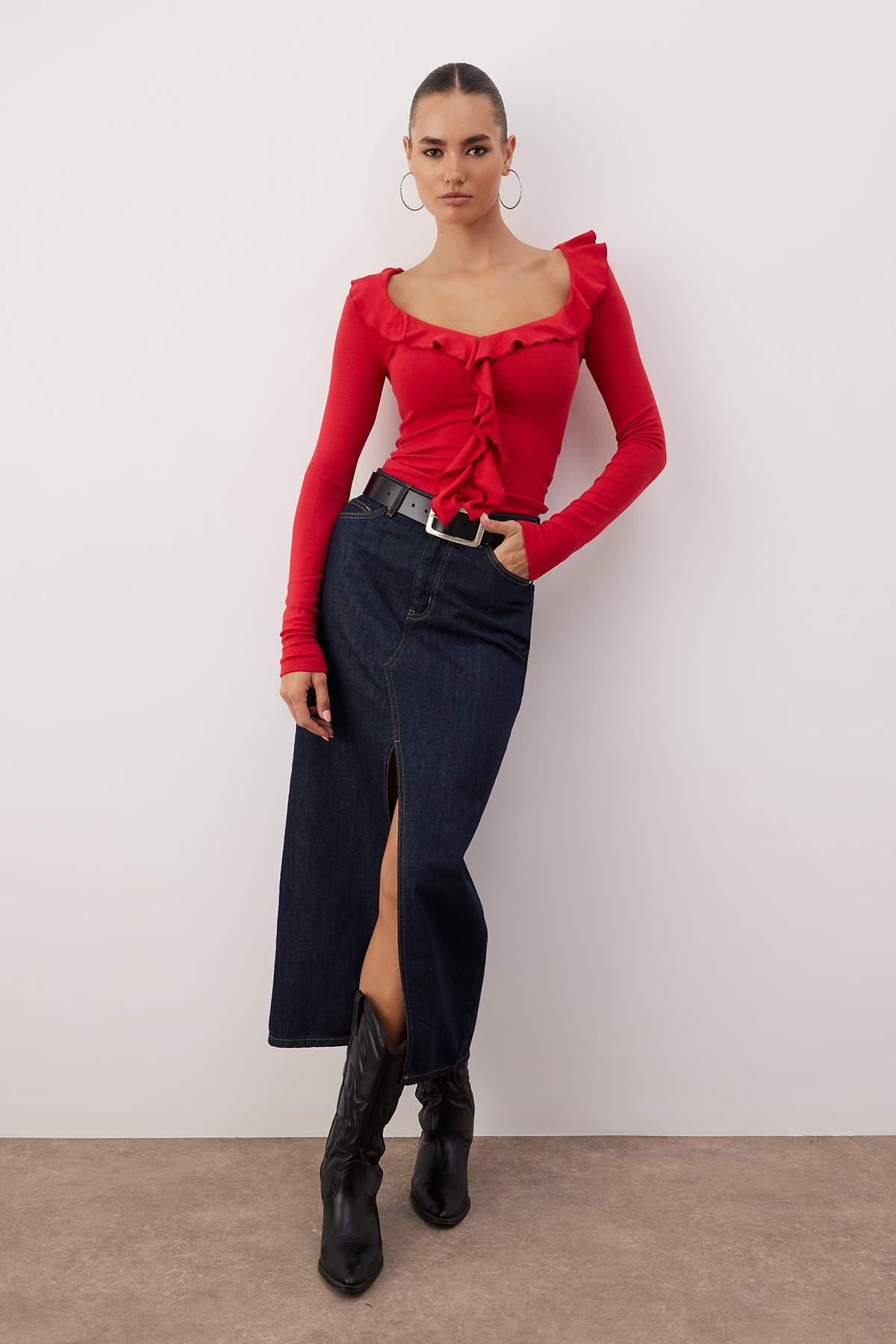 Trendyolmilla Siyah Fırfırlı Fitted/Vücuda Oturan Örme Bluz TWOAW26BZ00287