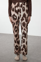 Trendyolmilla Beyaz-Siyah Leopar Desenli Örme Pijama Takımı THMAW25PT00100