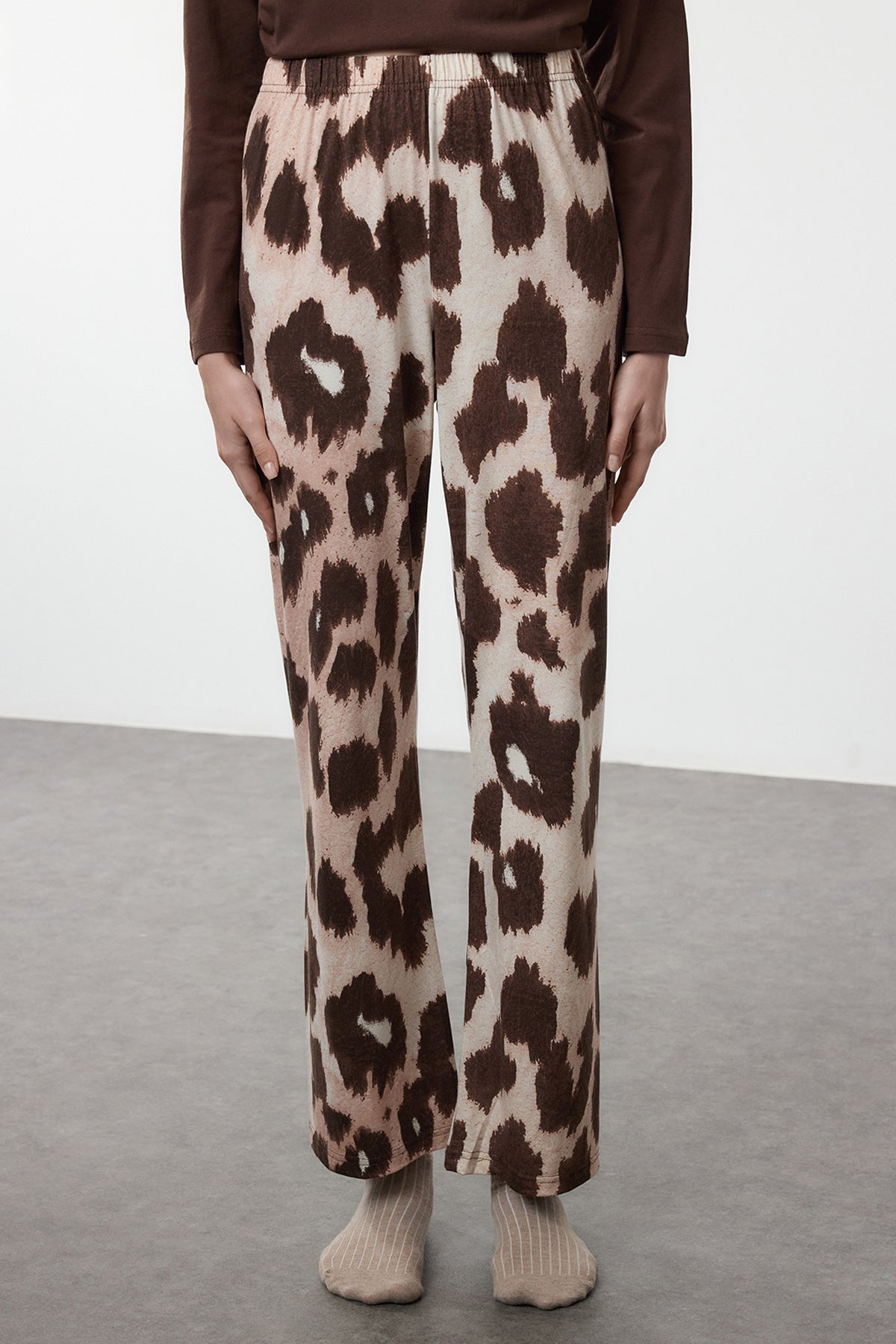 Trendyolmilla Beyaz-Siyah Leopar Desenli Örme Pijama Takımı THMAW25PT00100