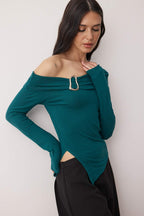 Trendyolmilla Mürdüm Asimetrik Yaka Aksesuar Detaylı Fitted Açık Omuzlu Örme Bluz TWOAW26BZ00121