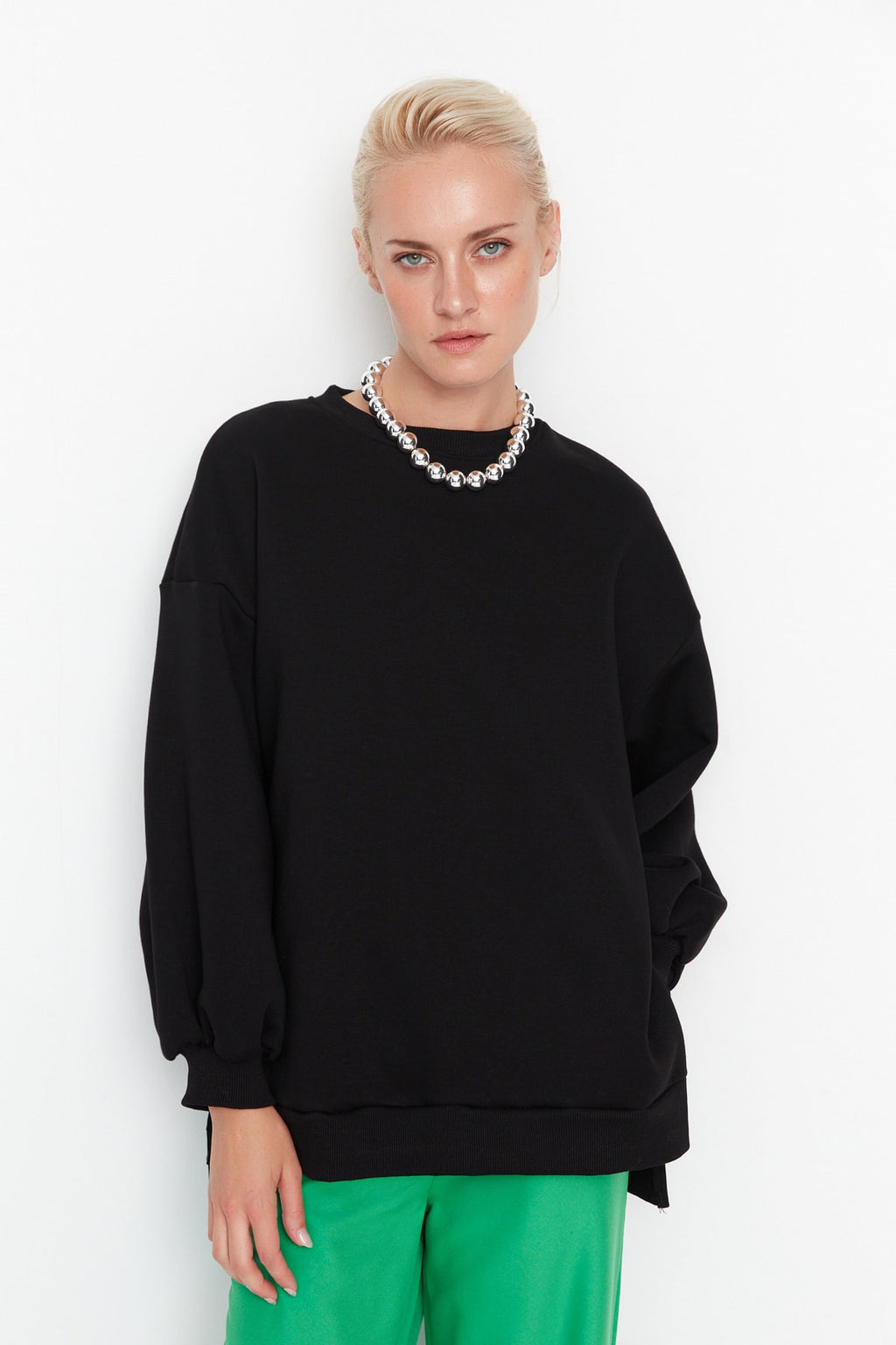 Trendyolmilla Ekru Oversize/Geniş Kalıp Yırtmaç Detaylı Kalın İçi Polarlı Örme Sweatshirt TWOAW23SW00195