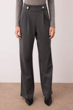 Trendyolmilla Siyah Diagonel Pileli Düğmeli Wide Leg/Geniş Paça Örme Pantolon TWOAW26PL00041