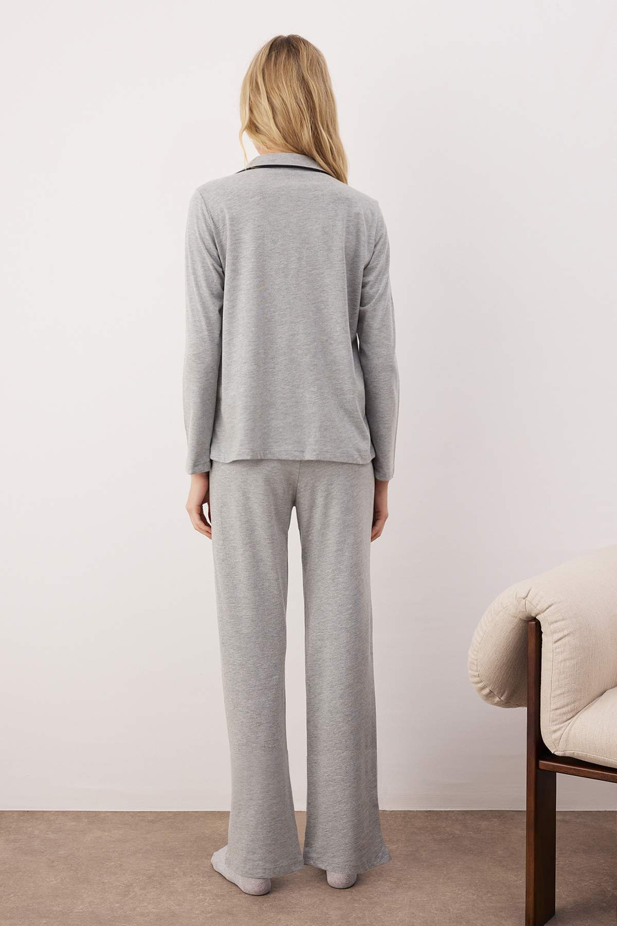 Trendyolmilla Gri %100 Pamuklu Biye ve Cep Detaylı Baskılı Örme Pijama Takımı THMAW22PT0785