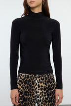 Trendyolmilla Siyah Fitted/Vücuda Oturan Uzun Kollu Dik Yaka Fitilli Esnek Örme Bluz TWOAW25BZ00078