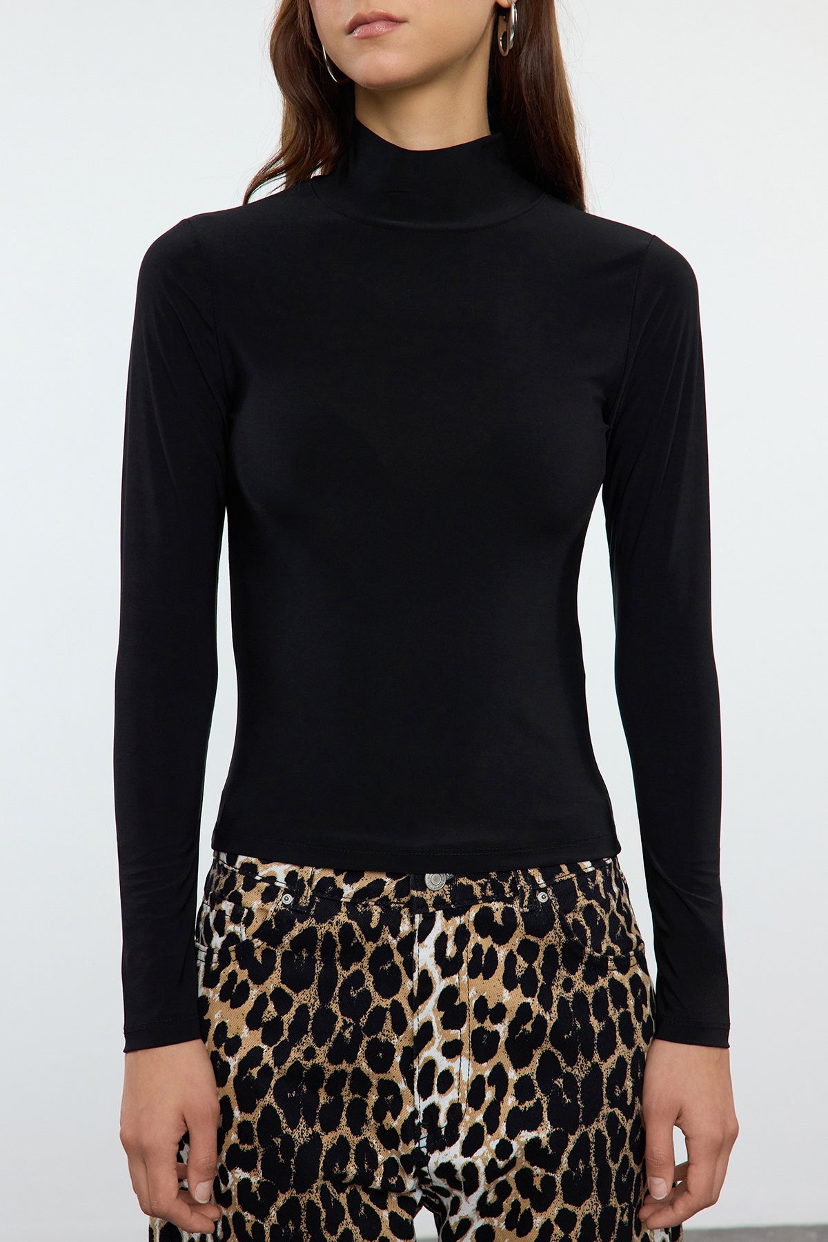 Trendyolmilla Siyah Fitted/Vücuda Oturan Uzun Kollu Dik Yaka Fitilli Esnek Örme Bluz TWOAW25BZ00078