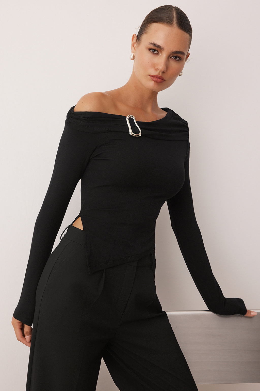 Trendyolmilla Mürdüm Asimetrik Yaka Aksesuar Detaylı Fitted Açık Omuzlu Örme Bluz TWOAW26BZ00121