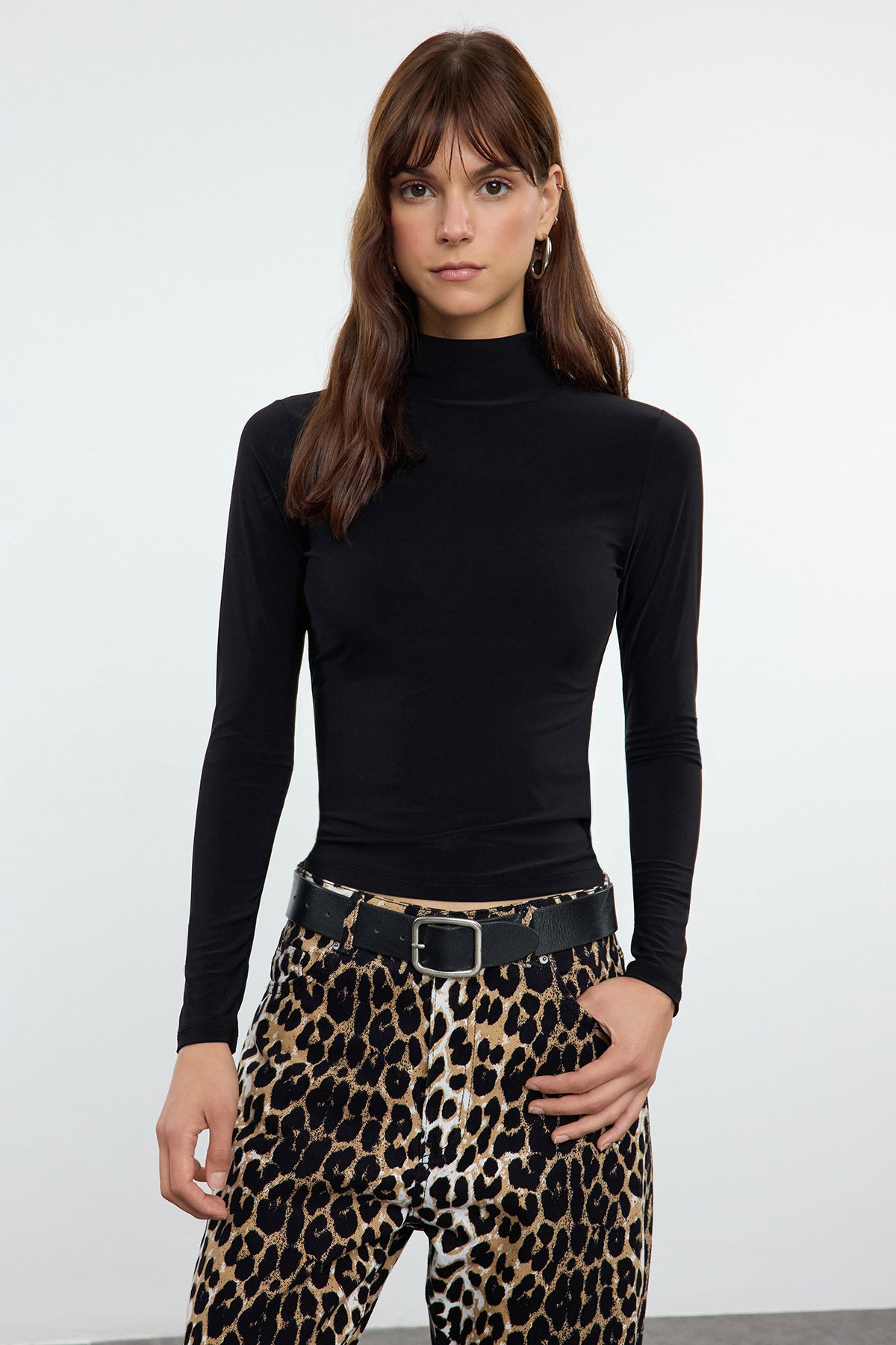 Trendyolmilla Siyah Fitted/Vücuda Oturan Uzun Kollu Dik Yaka Fitilli Esnek Örme Bluz TWOAW25BZ00078