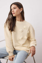 Taş Kalın Şardonsuz Aksesuar Çiçek Detaylı Oversize/Geniş Kesim Örme Sweatshirt TWOAW26SW00004