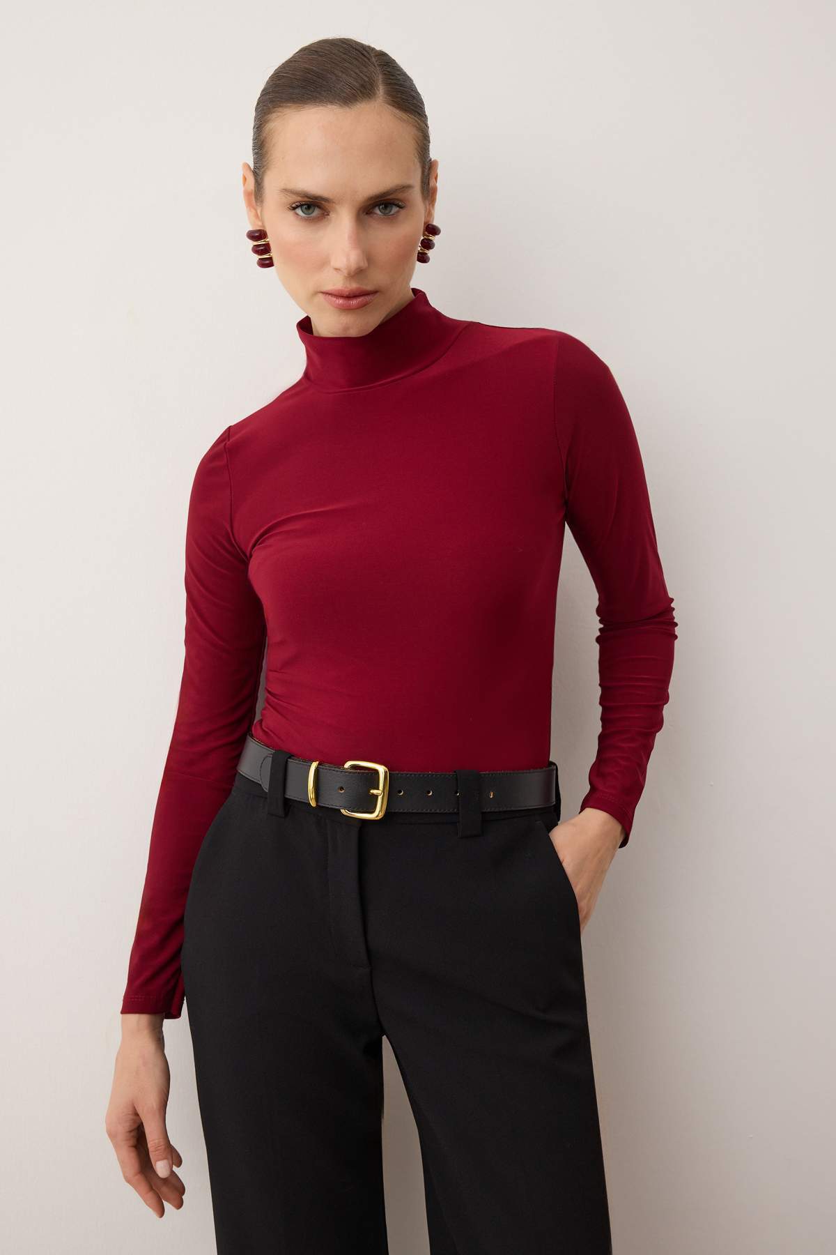 Trendyolmilla Siyah Fitted/Vücuda Oturan Uzun Kollu Dik Yaka Fitilli Esnek Örme Bluz TWOAW25BZ00078