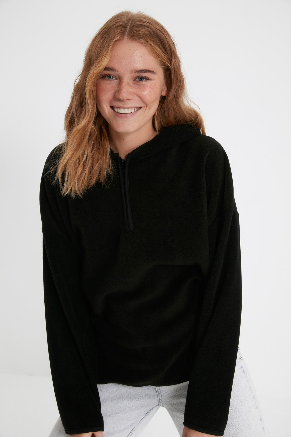 Siyah Kalın Polar Kapüşonlu ve Fermuarlı Oversize/Geniş Kalıp Örme Sweatshirt TWOAW22SW2063