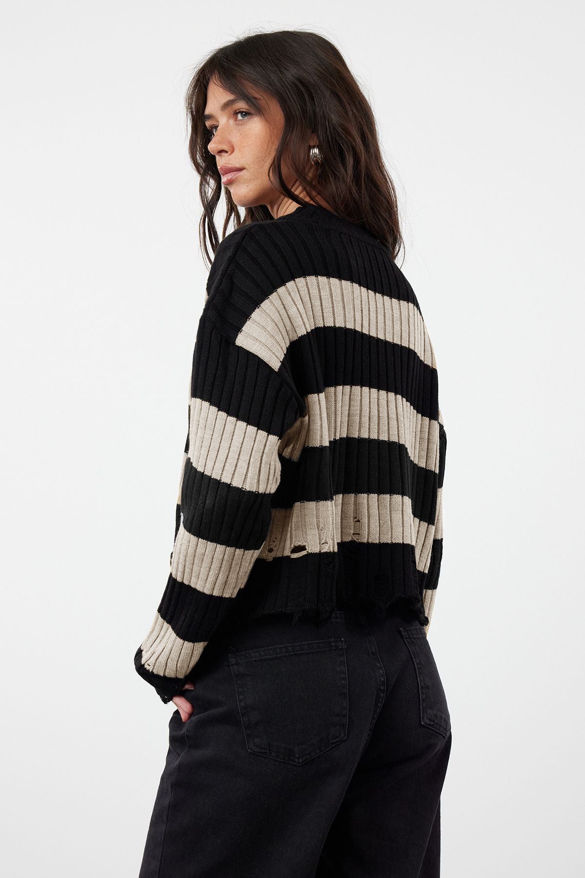 Trendyolmilla Siyah Crop Geniş Kalıp Çizgili Triko Kazak TWOAW24KZ00905
