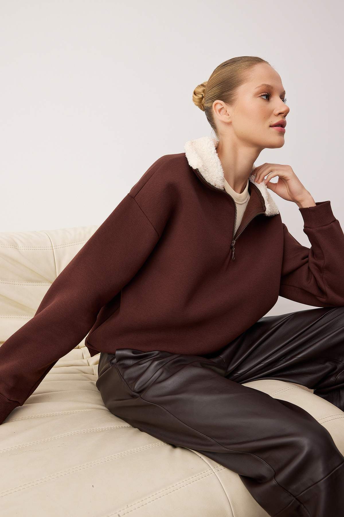 Kahverengi Oversize Kalıp Yakada Peluş Detaylı Kalın İçi Polarlı Örme Sweatshirt TWOAW26SW00146 Secondary image