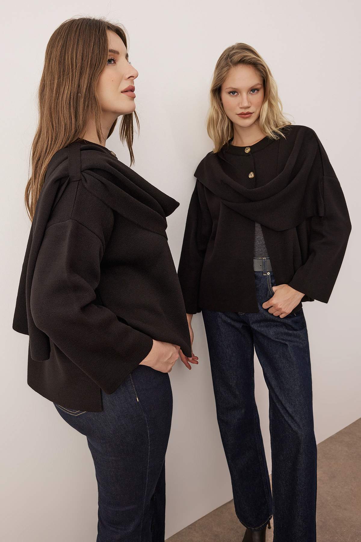 Trendyolmilla Vücut Seçmeyen Siyah Süper Oversize/Geniş Kalıp Şal Detaylı Triko Panço TWOAW26KZ00160