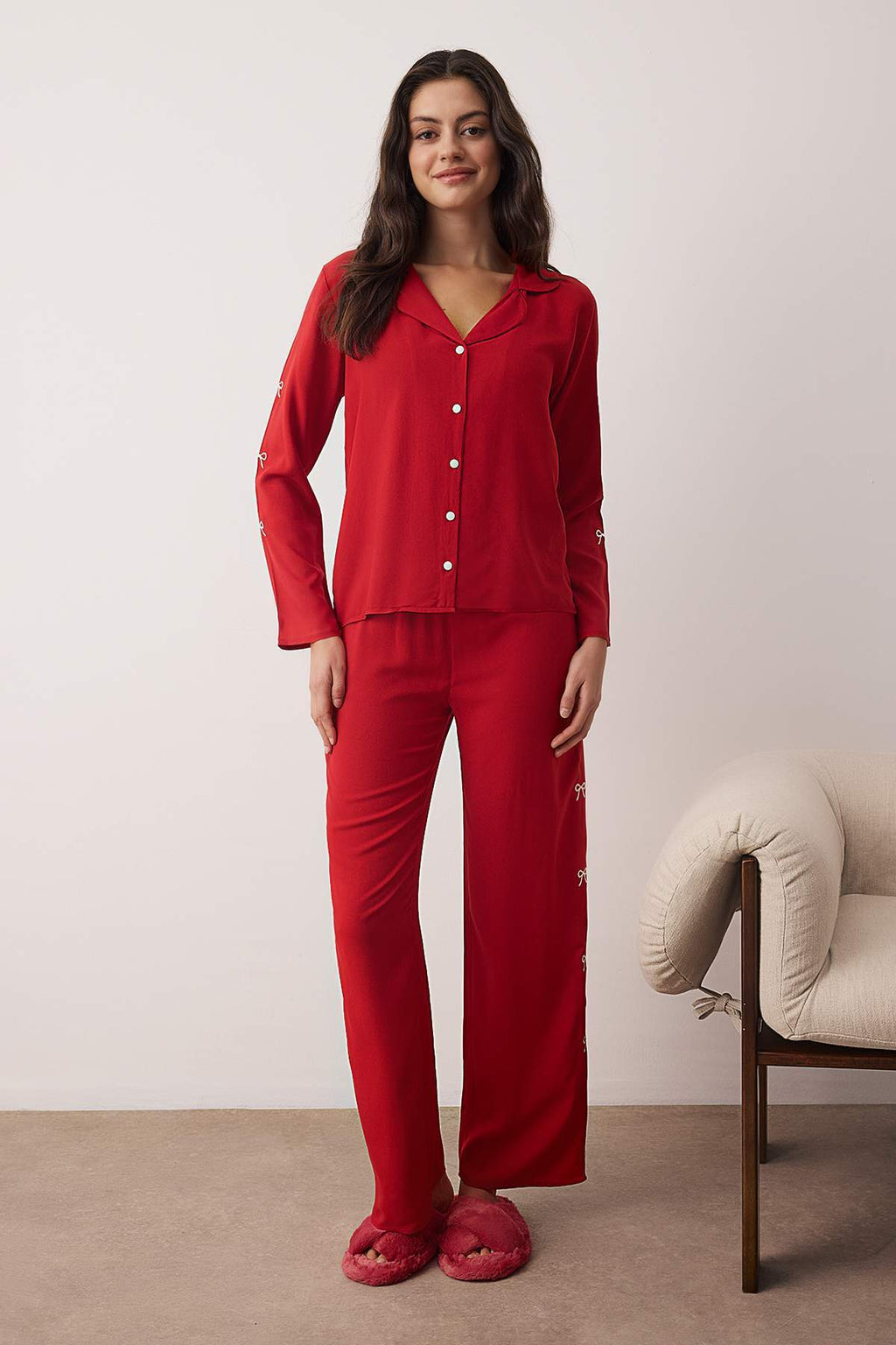 Trendyolmilla Lacivert Kurdele/Fiyonk Nakış Detaylı Viskon Dokuma Pijama Takımı THMAW26PT00089