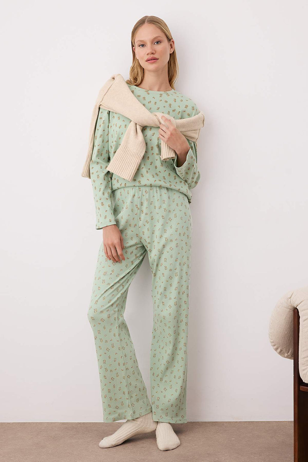 Trendyolmilla Pembe Yumuşak Tuşe Pamuklu Çiçekli Fitilli Örme Pijama Takımı THMAW25PT00194