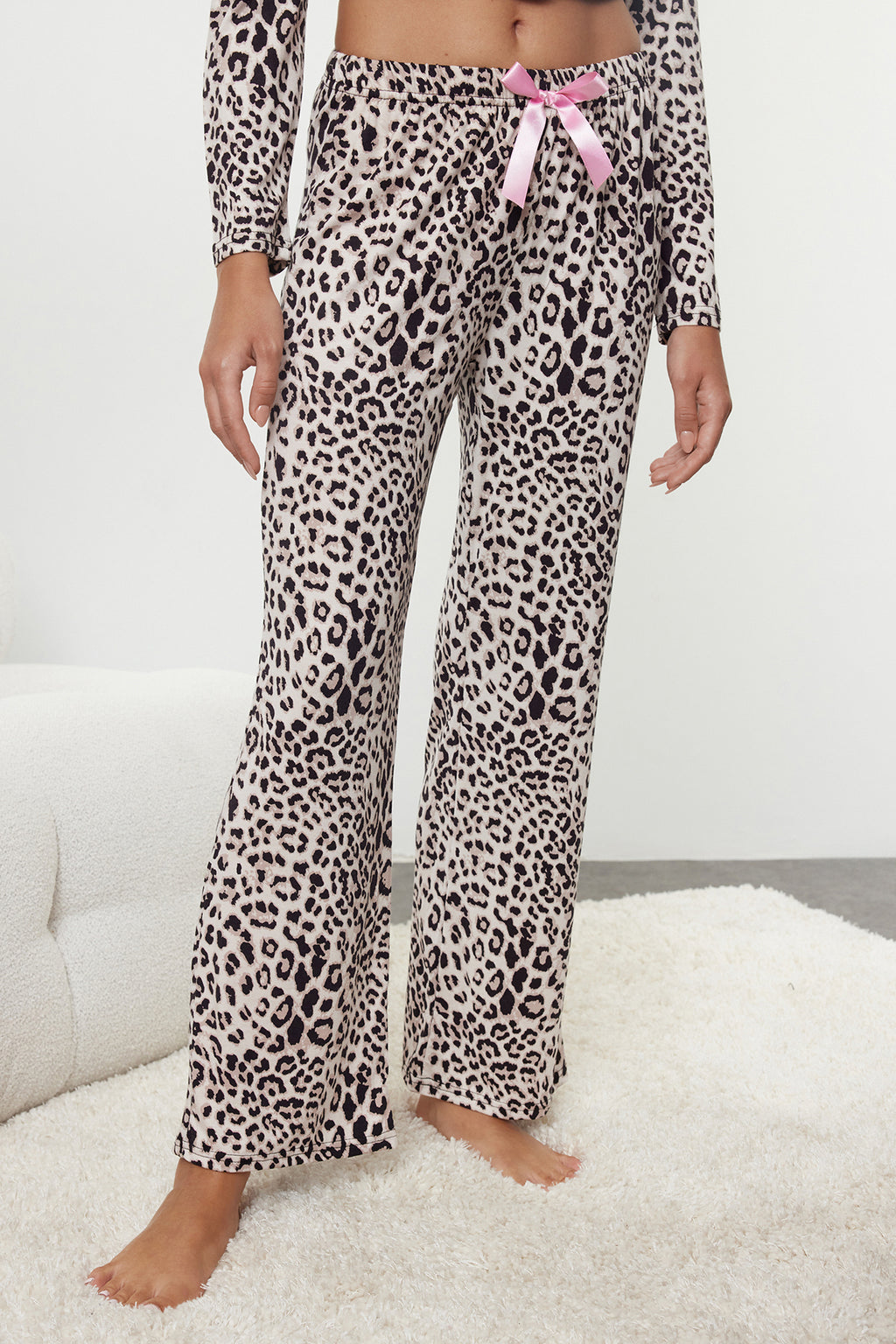Trendyolmilla Çok Renkli Leopar Desenli Kurdele/Fiyonklu Biyeli Örme Pijama Takımı THMAW25PT00107