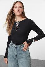 Trendyolmilla Ekru Fiyonk ve Cut Out Detaylı Bisiklet Yaka Slim/Vücuda Oturan Örme Bluz TWOAW25BZ00177
