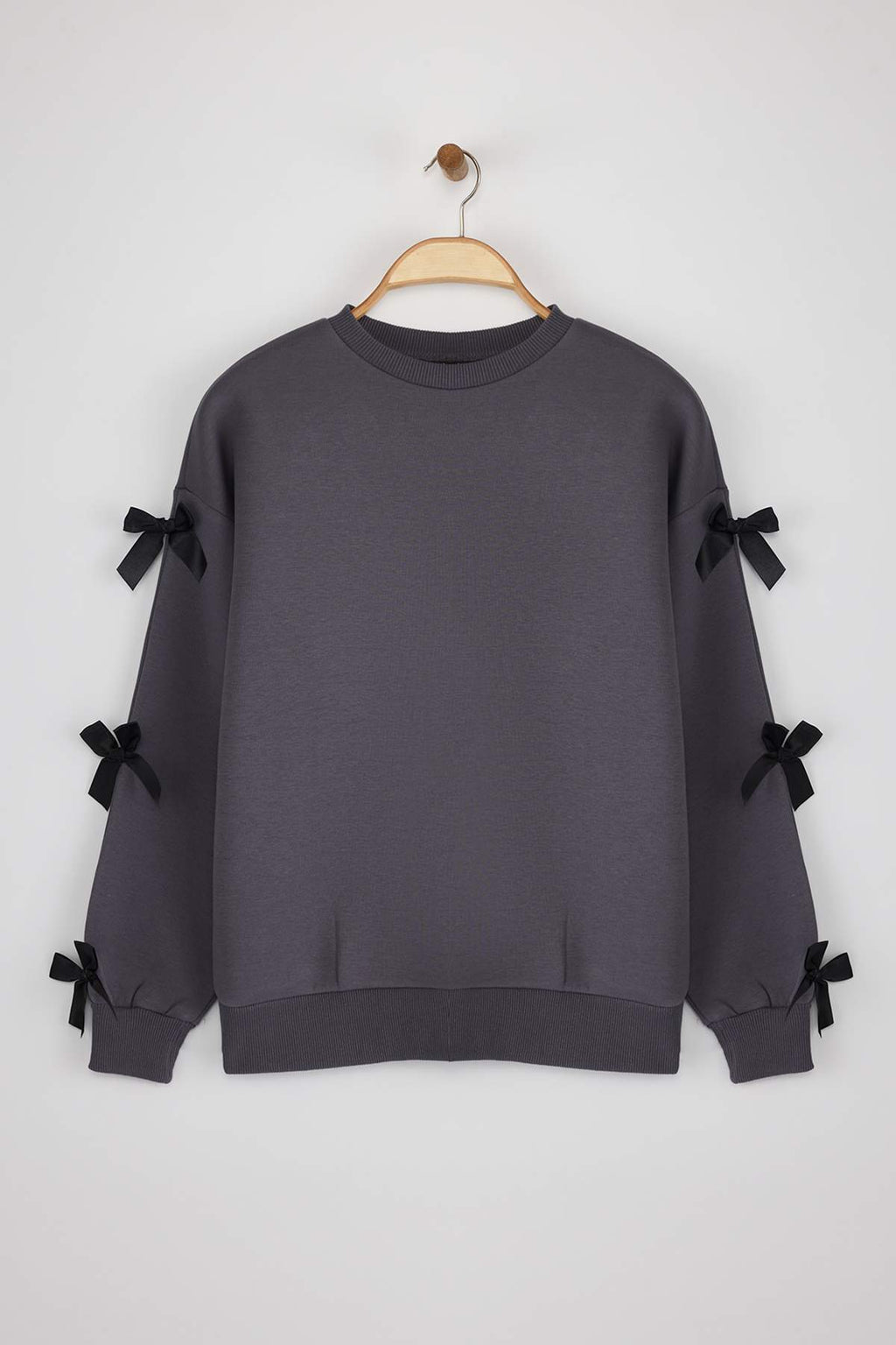 Trendyolmilla Siyah Fiyonk Detaylı Oversize/Geniş Kalıp Kalın İçi Polarlı Örme Sweatshirt TWOAW25SW00249