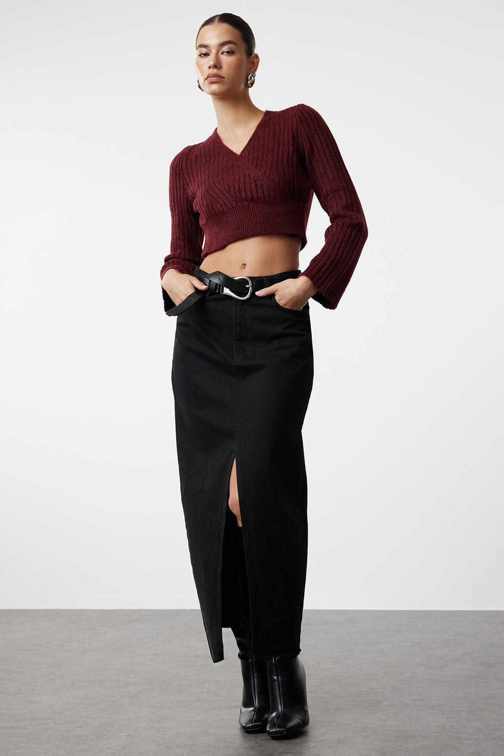 Trendyolmilla Kahverengi Crop Yumuşak Dokulu Kruvaze Triko Kazak TWOAW24KZ00381