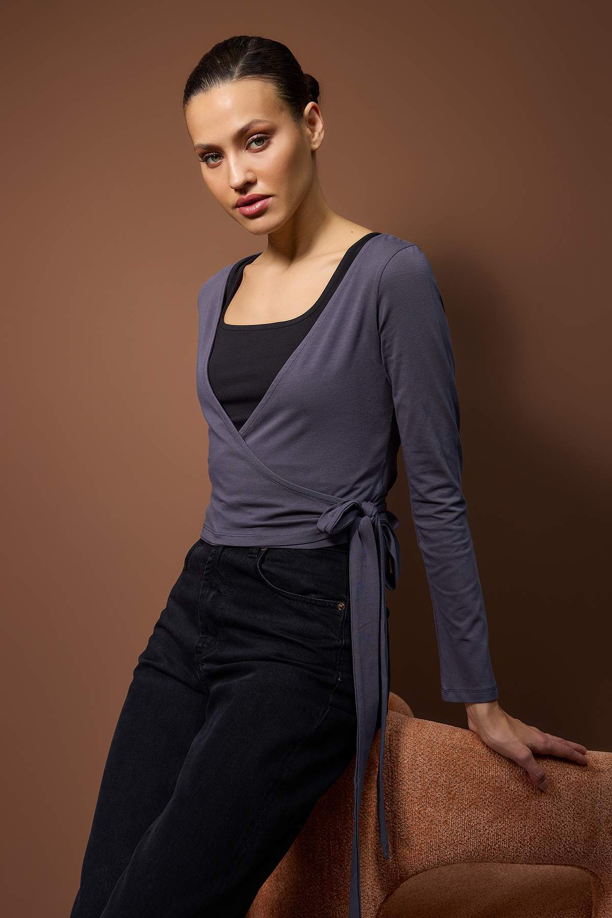 Trendyolmilla Antrasit-Siyah 2'li Paket Bağlama Detaylı Vücuda Oturan Esnek Örme Bluz TWOAW26BZ00102 Secondary image