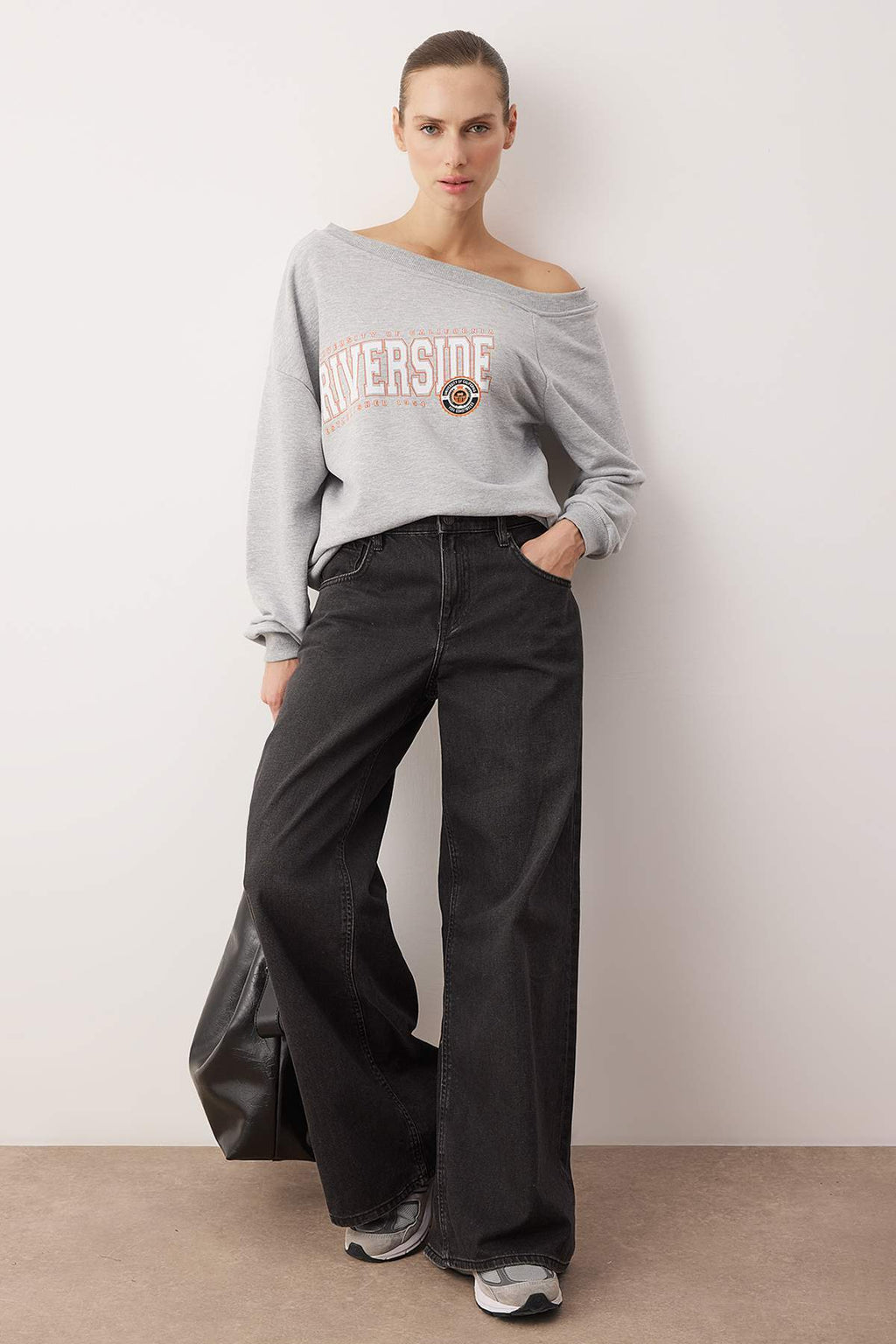 Trendyolmilla Teen Antrasit Slogan Baskılı Açık Omuzlu Örme Sweatshirt TWOAW26SW00201