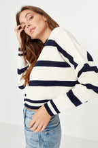 Trendyolmilla Lacivert Crop Çizgili Triko Kazak TWOAW23KZ00205