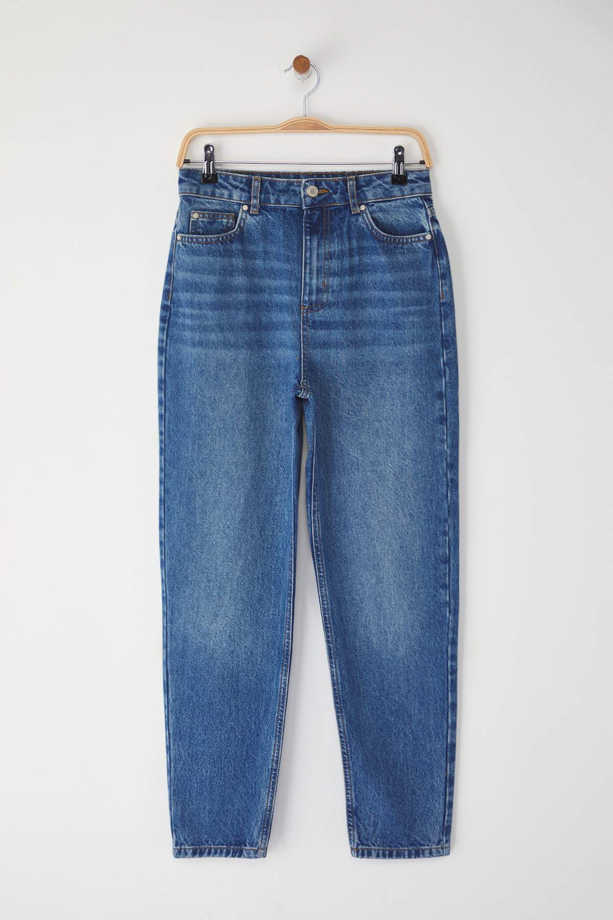 Trendyolmilla Koyu Mavi Yüksek Bel Mom %100 Pamuk Non-Stretch Jeans TWOSS25JE00277