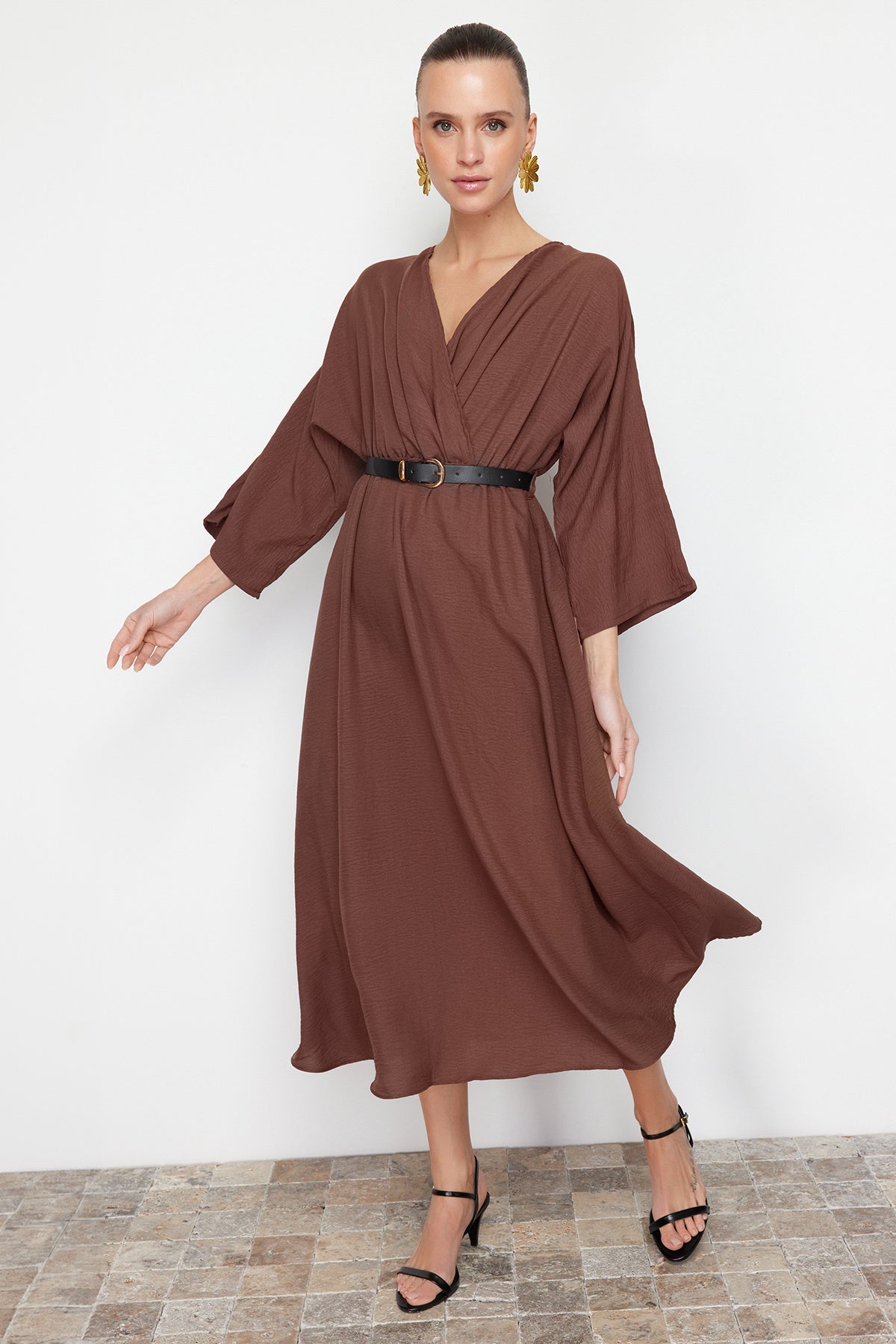 Trendyolmilla Kahverengi Kemerli A-line Kruvaze Yakalı Aerobin Boho Midi Dokuma Elbise TWOSS24EL00992