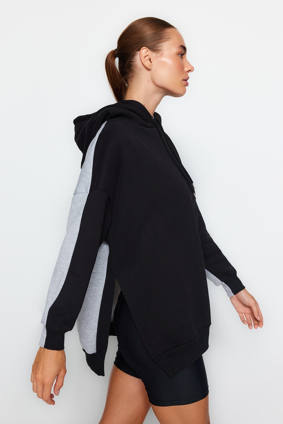 Trendyolmilla Gri Melanj Pamuklu Renk Bloklu Geniş Kalıp İçi Polarlı Örme Spor Sweatshirt TWOSS22SW0074