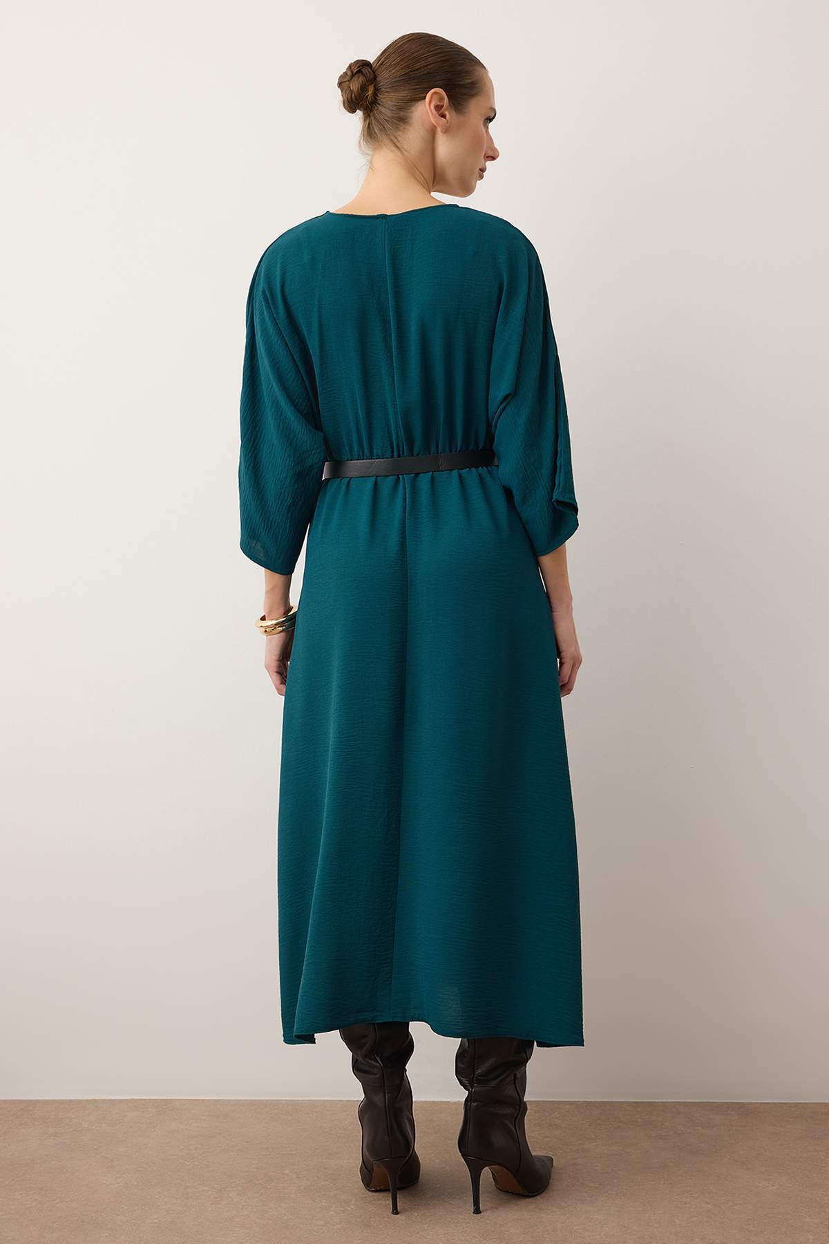 Trendyolmilla Kahverengi Kemerli A-line Kruvaze Yakalı Aerobin Boho Midi Dokuma Elbise TWOSS24EL00992