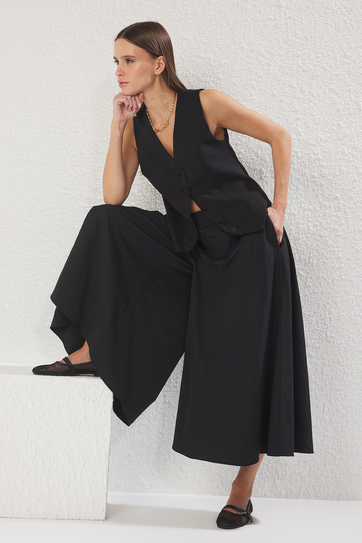 Siyah Etek Görünümlü Mat Dokulu Wide Leg Extra Geniş Paça Beli Lastikli Pantolon TWOSS25PL00101
