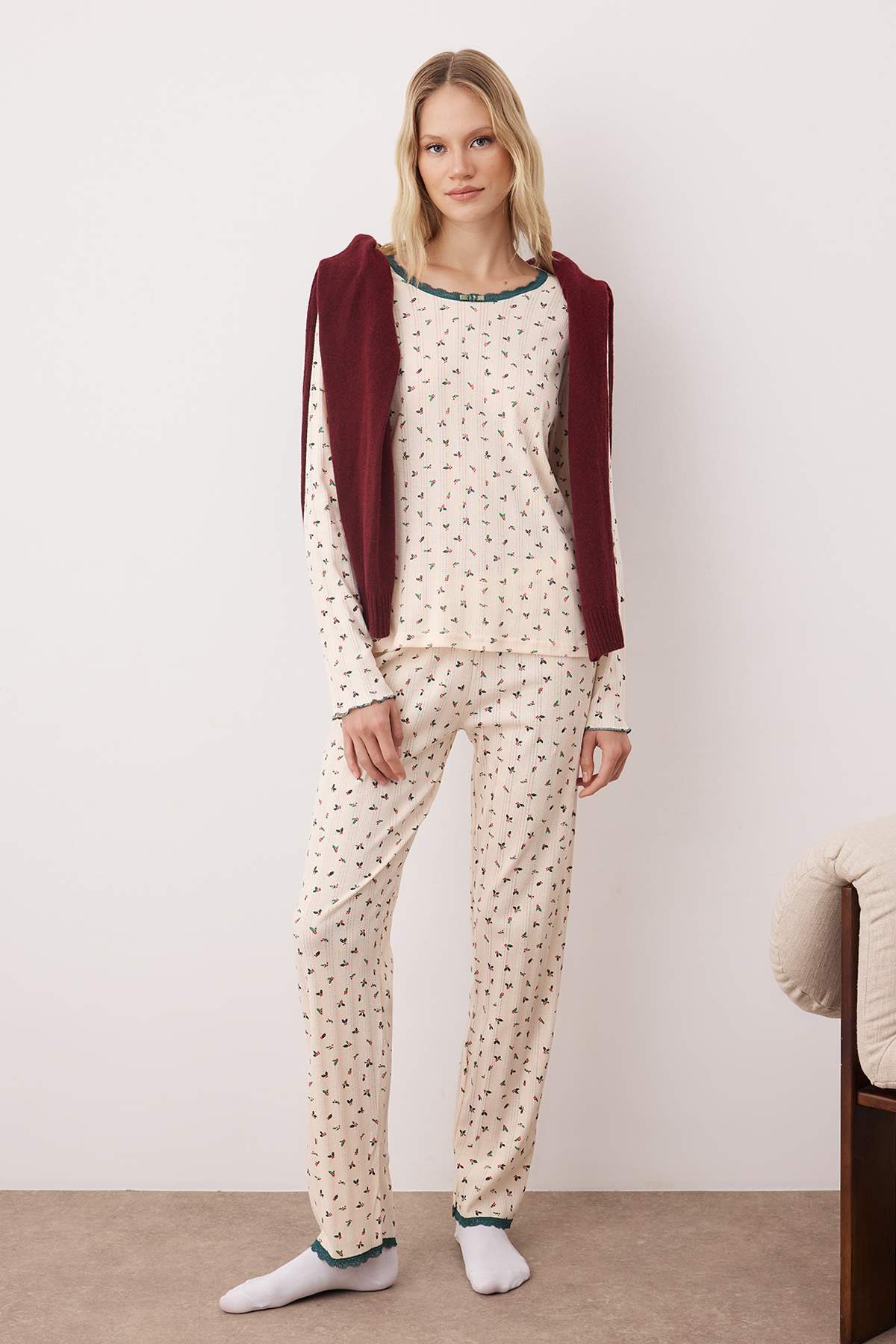 Ekru %100 Pamuklu Çiçekli Dantel Detaylı Fitilli/Pointel Örme Pijama Takımı THMAW26PT00207