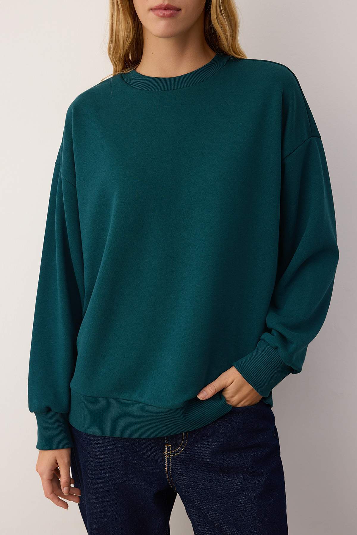Trendyolmilla Zümrüt Yeşili Oversize/Bol Kesim Bisiklet Yaka Kalın Şardonsuz Örme Sweatshirt TWOAW26SW00029