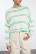 Trendyolmilla Lacivert Crop Çizgili Triko Kazak TWOAW23KZ00205