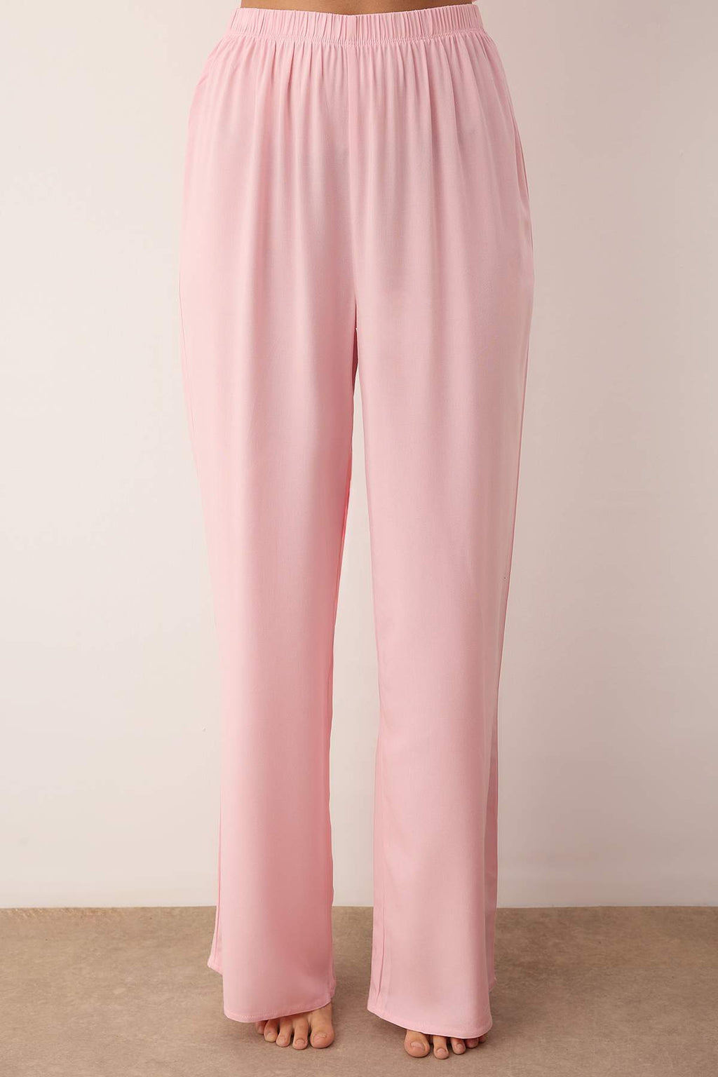 Trendyolmilla Siyah Kurdele/Fiyonk ve Biye Detaylı Viskon Dokuma Pijama Takımı THMAW26PT00007