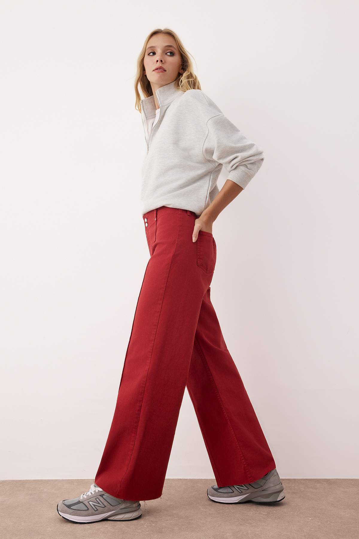Trendyolmilla Kırmızı Yüksek Bel Nervür Detaylı Paça Kesikli Comfort/Esnek Wide Leg Jeans TWOSS25JE00310