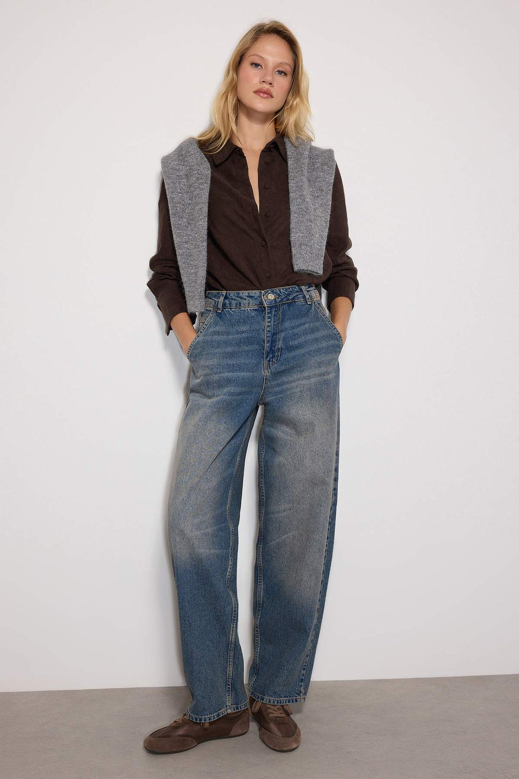 Koyu Mavi Soluk Efektli Vintage Düşük Bel Skater Baggy Jeans TWOSS24JE00052