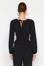 Trendyolmilla Koyu Kahverengi Pencere/Cut Out Detaylı Aksesuarlı Örme Bluz TPRAW24BZ00053