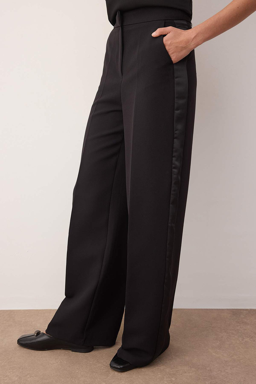 Siyah Yanda Saten Şerit Detaylı Wide Leg/Geniş Paça Pantolon TWOAW26PL00089