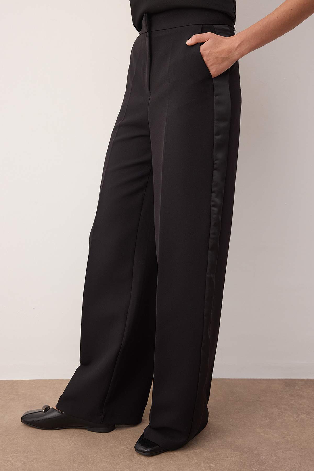 Siyah Yanda Saten Şerit Detaylı Wide Leg/Geniş Paça Pantolon TWOAW26PL00089