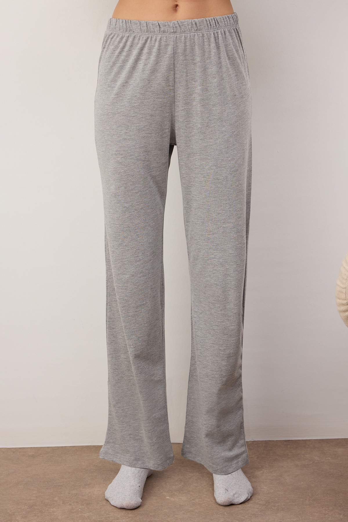 Trendyolmilla Gri %100 Pamuklu Biye ve Cep Detaylı Baskılı Örme Pijama Takımı THMAW22PT0785