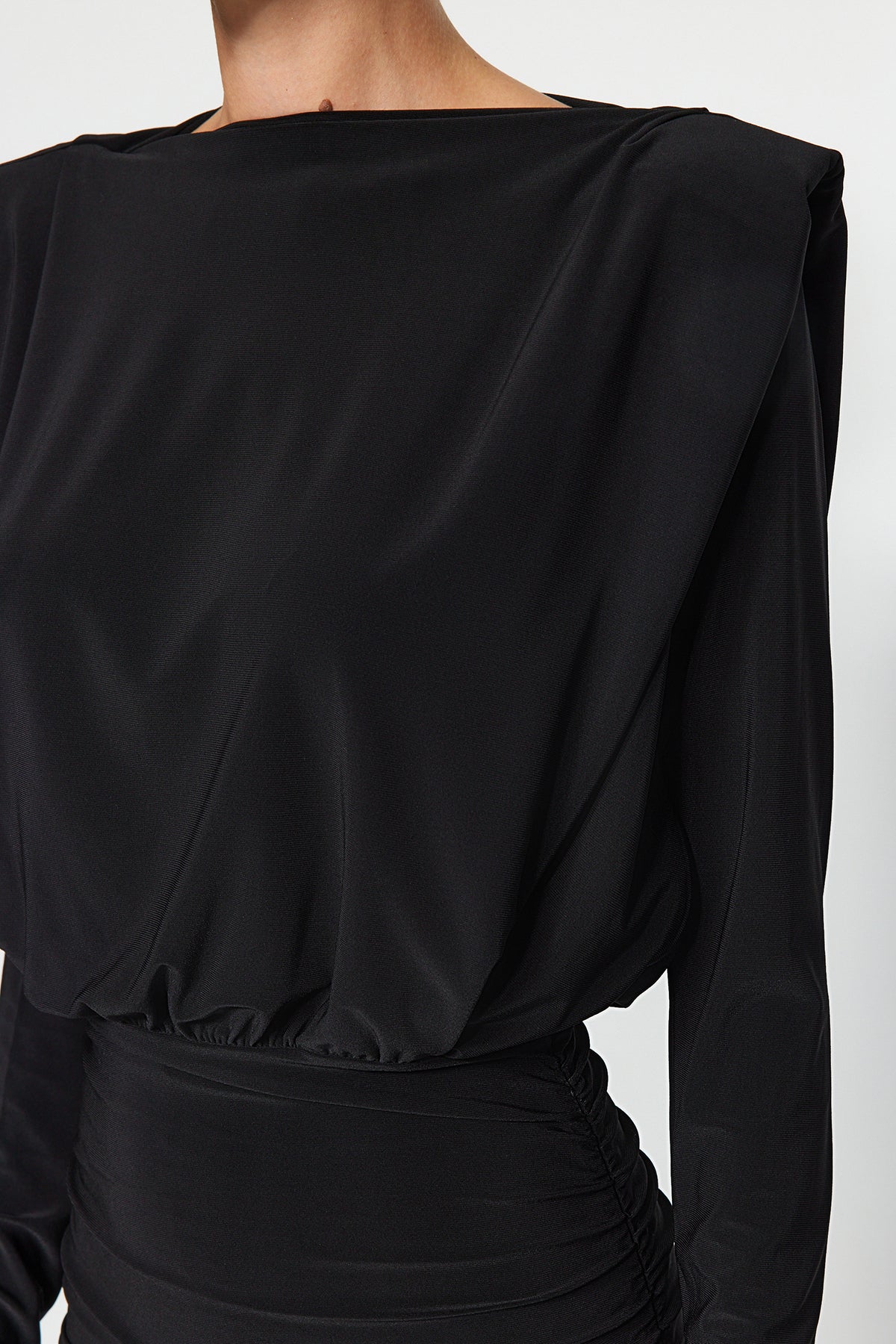 Trendyolmilla Siyah Vatkalı Drapeli Fitted/Vücuda Oturan Mini Esnek Örme Kalem Elbise TWOAW24EL00821