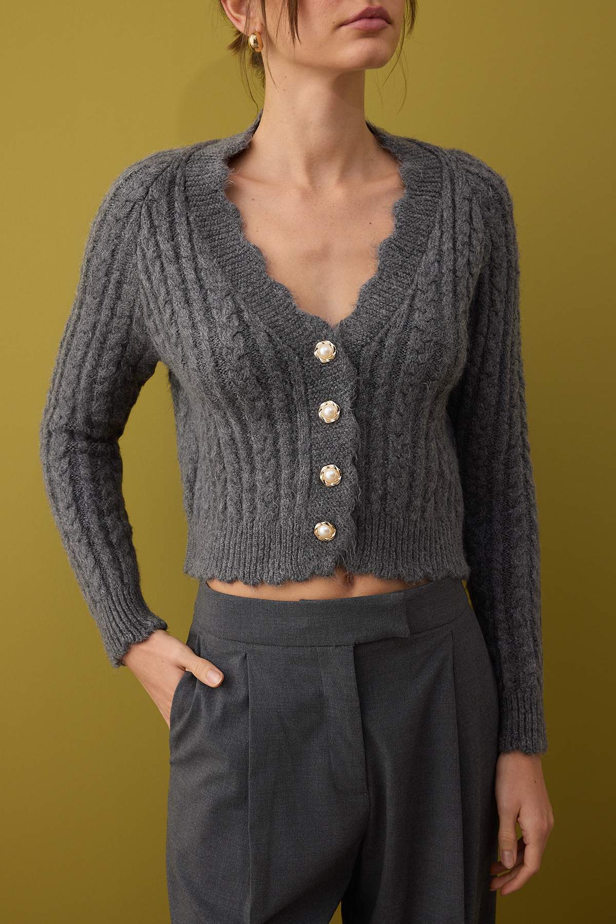 Trendyolmilla Antrasit Yumuşak Dokulu İnci Düğme Detaylı Crop Triko Hırka TWOAW26HI00185