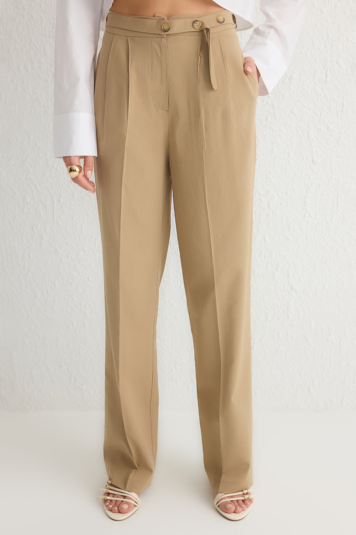 Trendyolmilla Bej Straight/Düz Kesim Kemer Detaylı Dokuma Pantolon TWOSS24PL00023