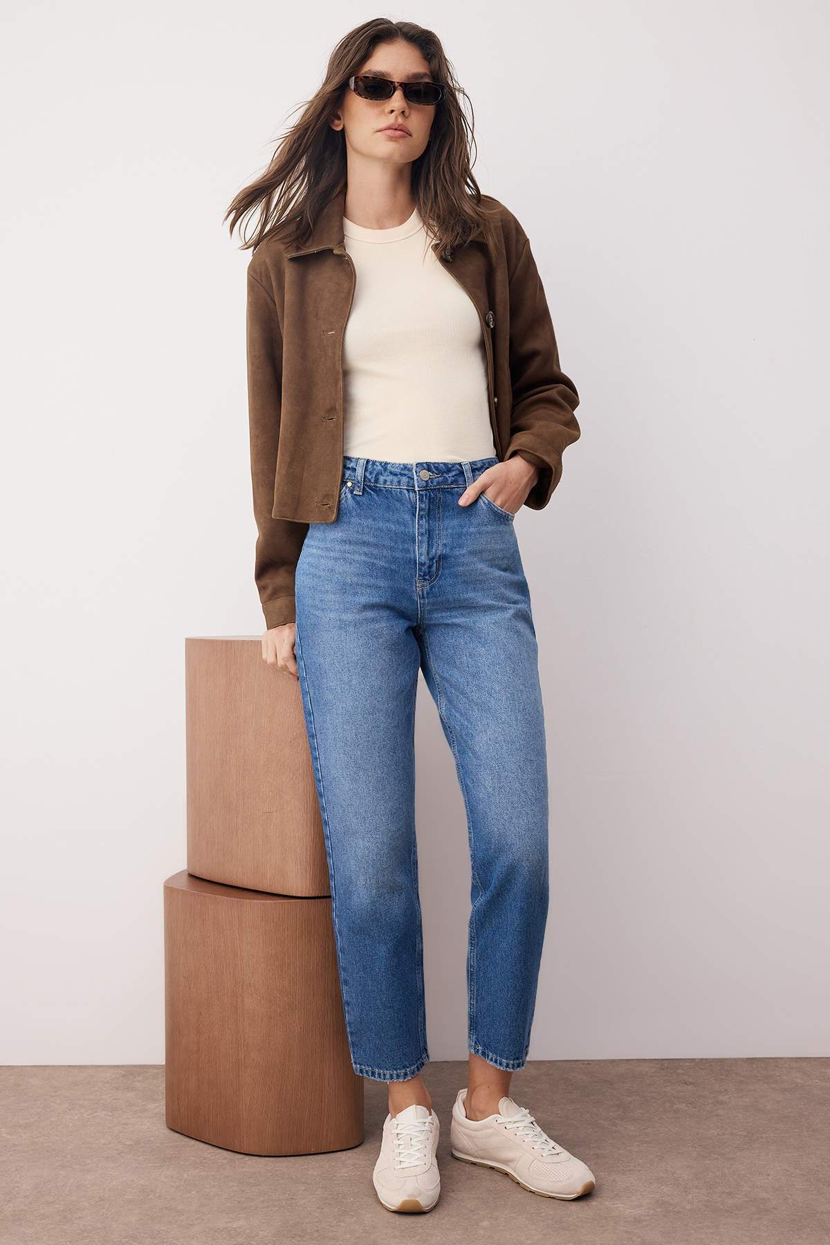 Trendyolmilla Gece Mavisi Yüksek Bel YENİ MOM %100 pamuk Non-Stretch Jeans TWOAW26JE00054