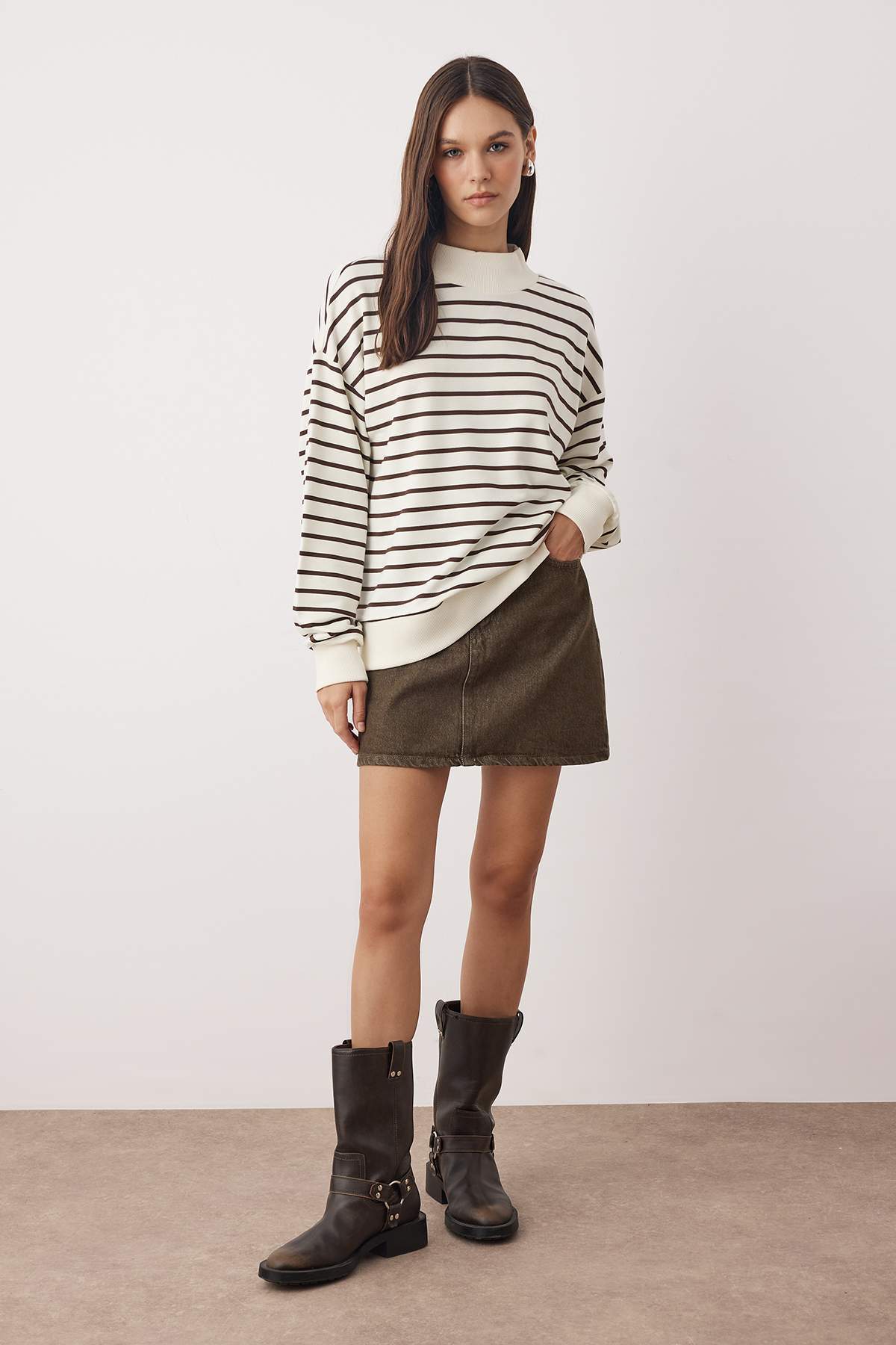 Trendyolmilla Zümrüt Yeşili Çizgili Oversize/Geniş Kalıp Örme Sweatshirt TWOAW26SW00102