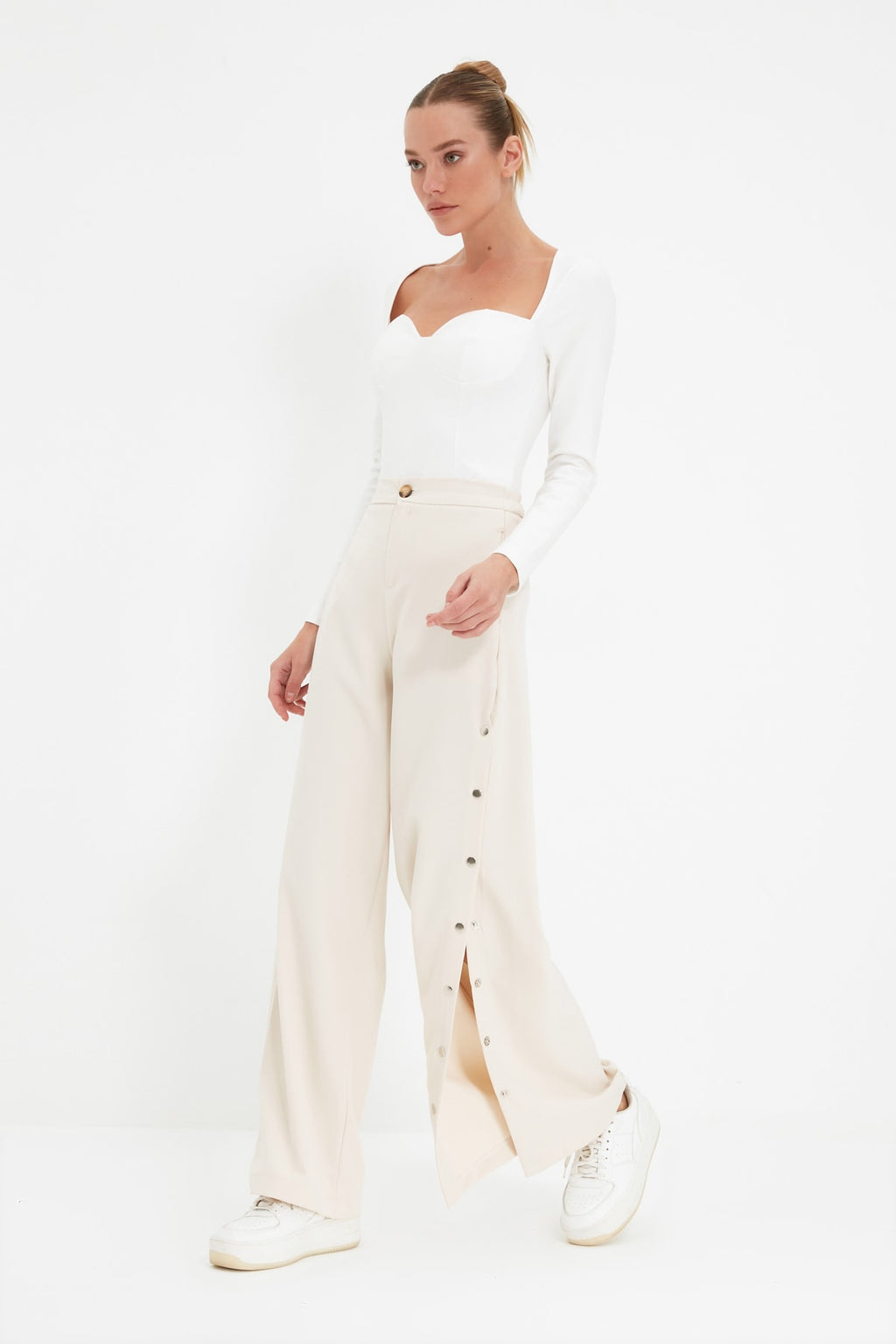 Trendyolmilla Taş Wide Leg/Geniş Paça Yanları Düğmeli Dokuma Kumaş Pantolon TWOSS20PL0398