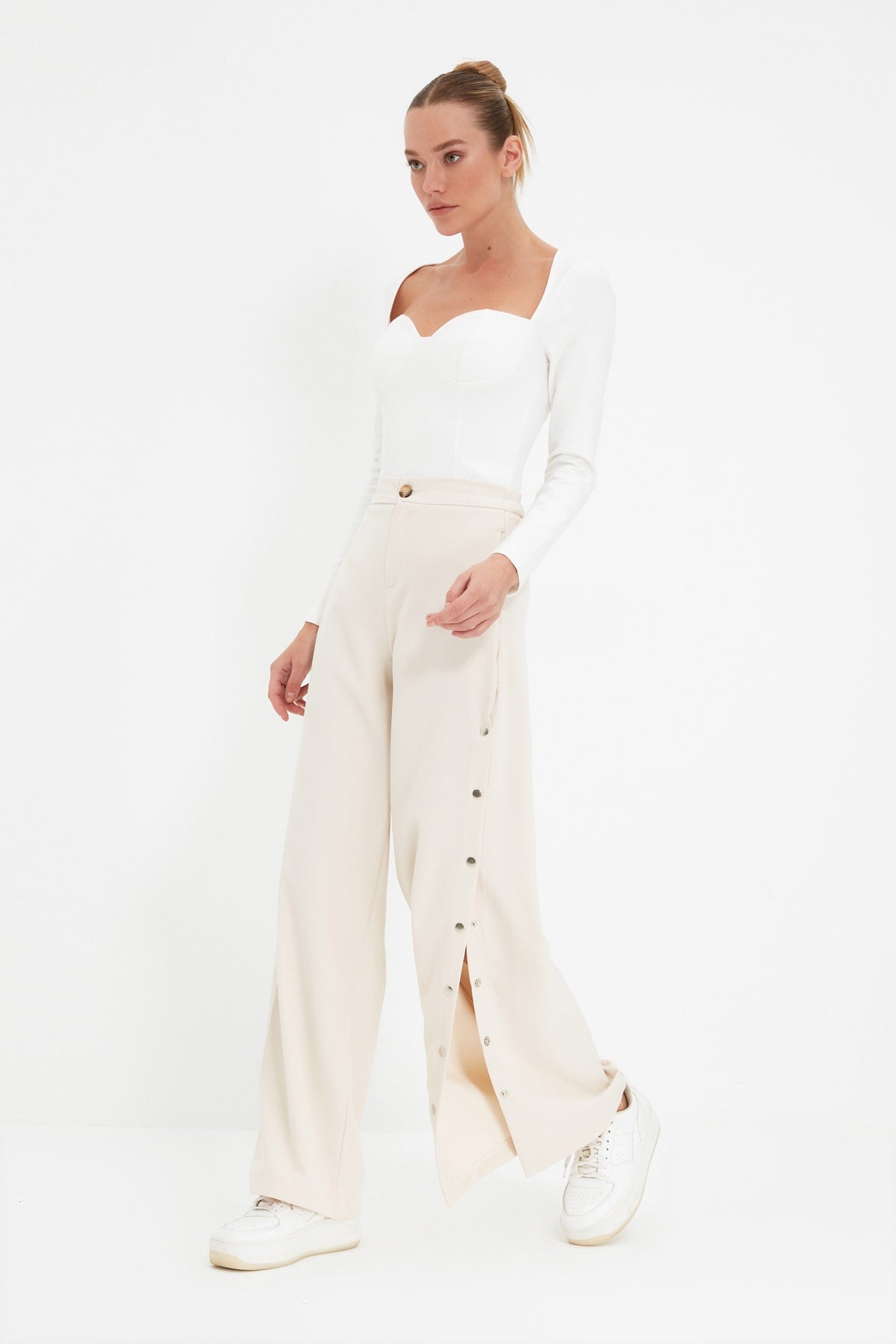 Trendyolmilla Taş Wide Leg/Geniş Paça Yanları Düğmeli Dokuma Kumaş Pantolon TWOSS20PL0398